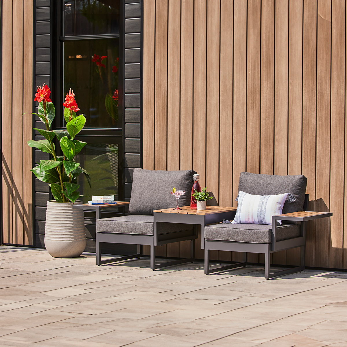 Ensemble conversation avec table d'appoint Nora