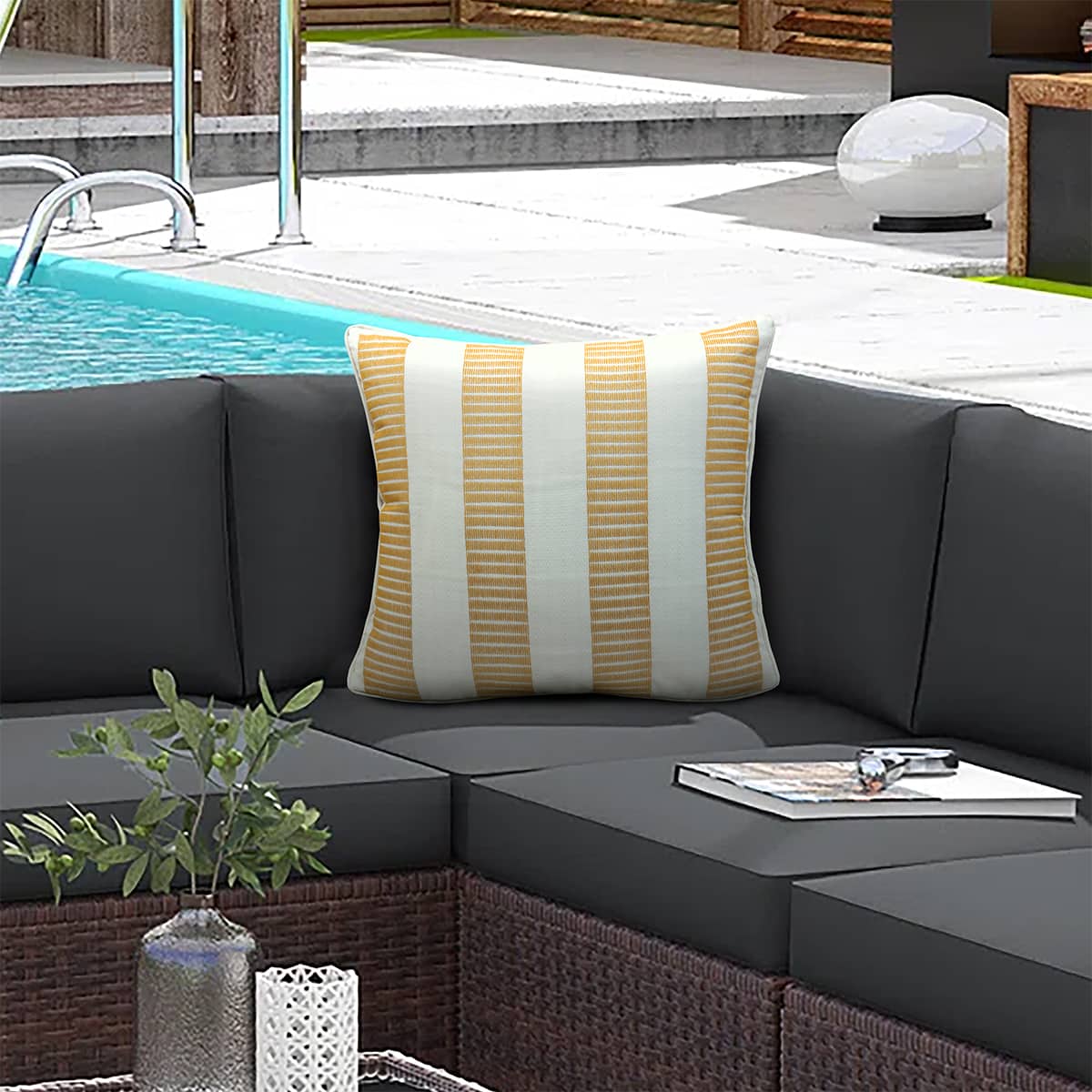 Coussin carré 18x18 po - Jaune safran brodé jaune