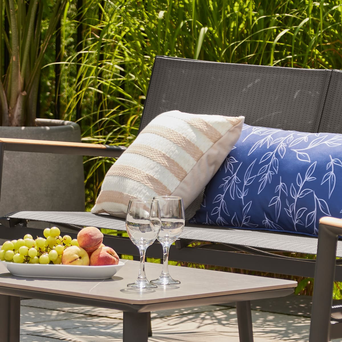 Coussin carré 18x18 po - Jaune safran brodé jaune