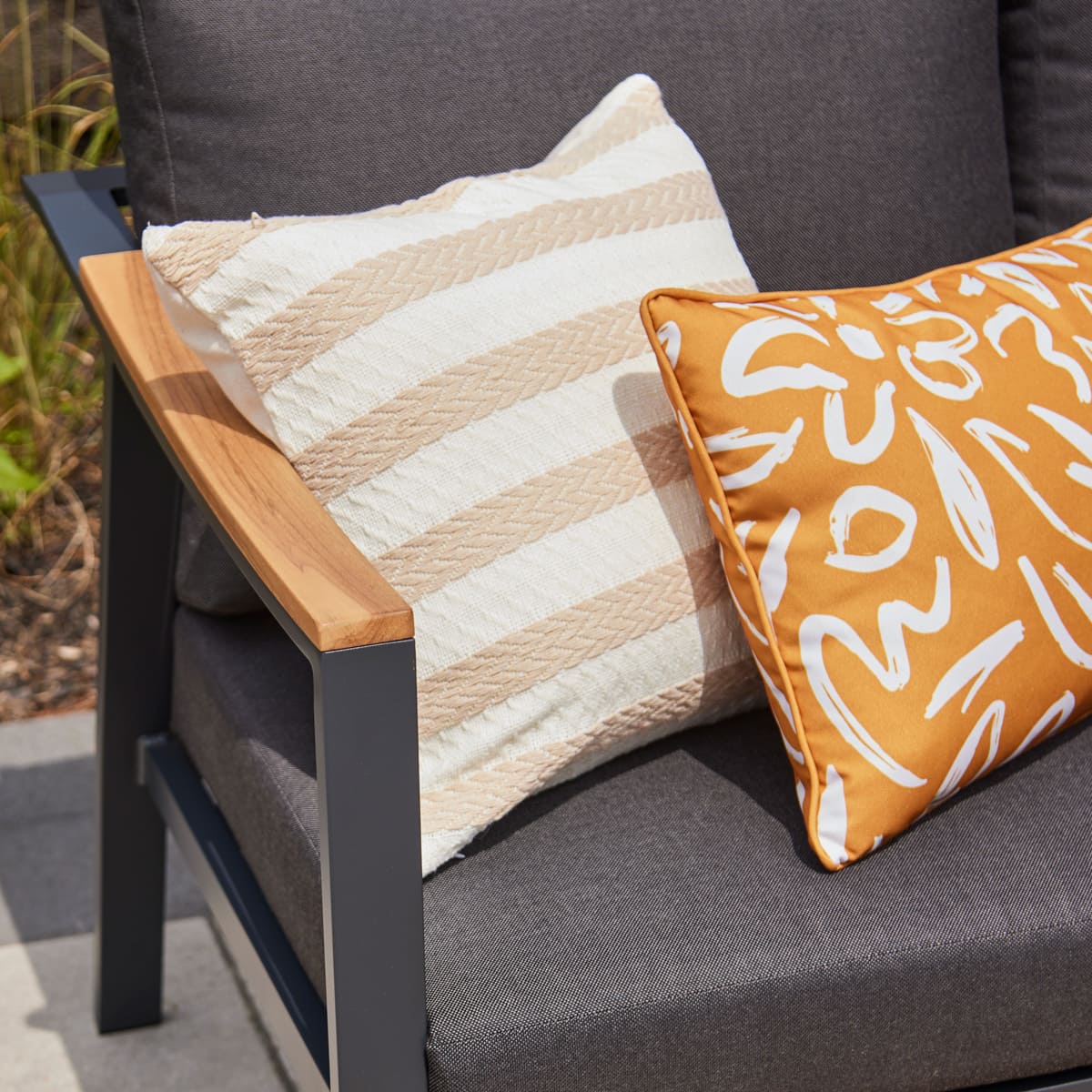 Coussin carré 18x18 po - Jaune safran brodé jaune