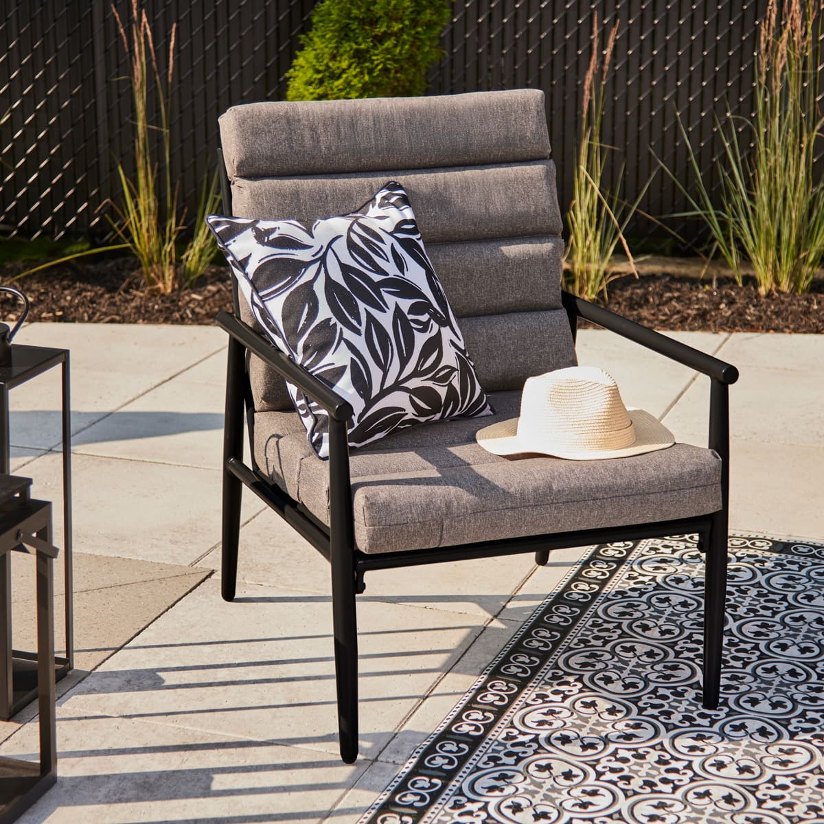 Coussin carré 18x18 po - Feuilles Imprimées Noir