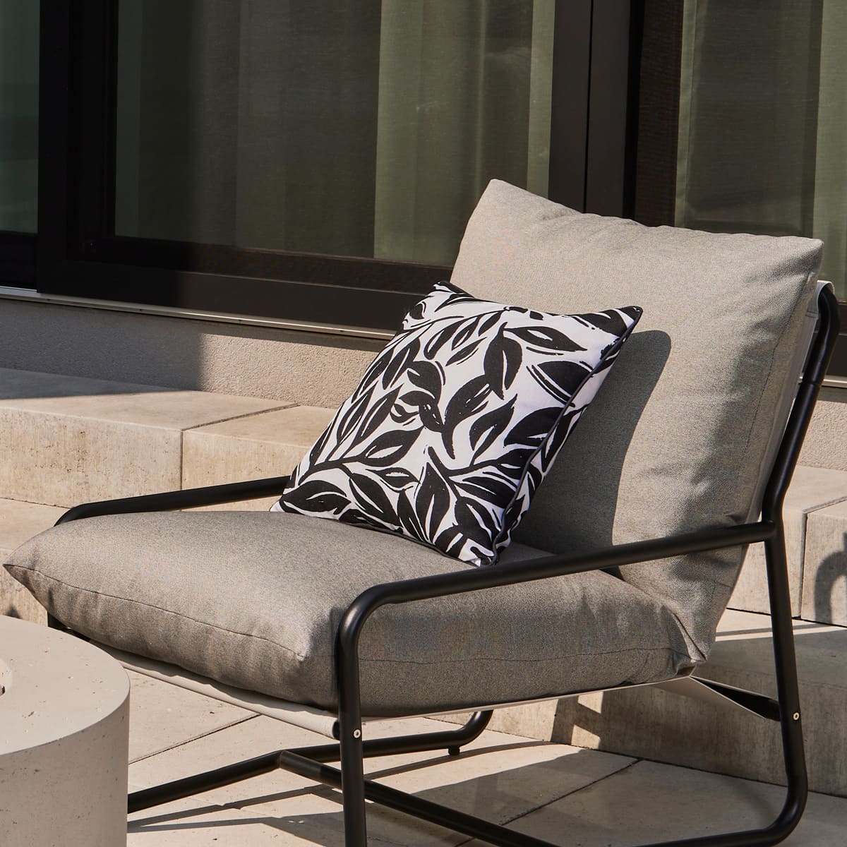 Coussin carré 18x18 po - Feuilles Imprimées Noir