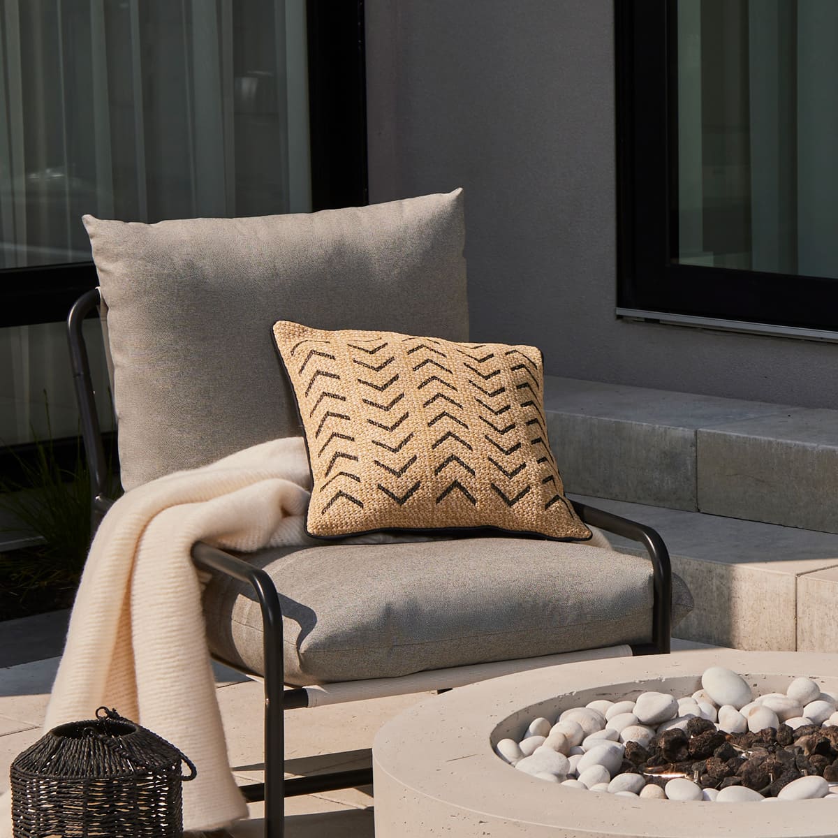 Coussin carré 18x18 po - Raffia Brodé Noir