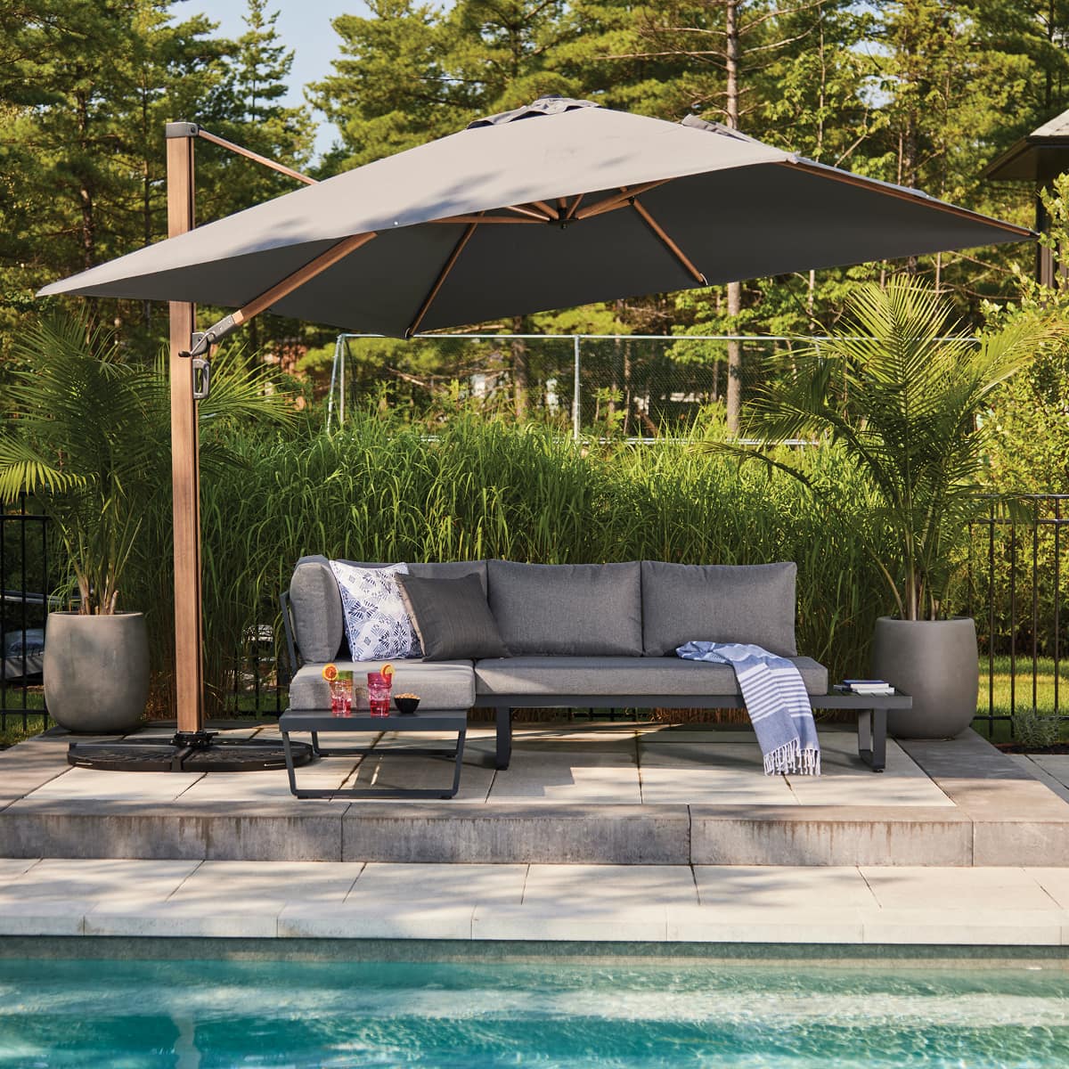 Parasol suspendu carré Deluxe 10' base X - Fini bois et gris