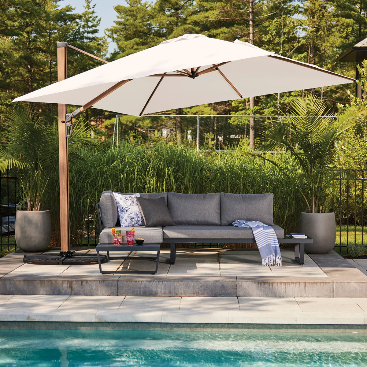 Parasol suspendu carré Deluxe 10' base X - Fini bois et crème