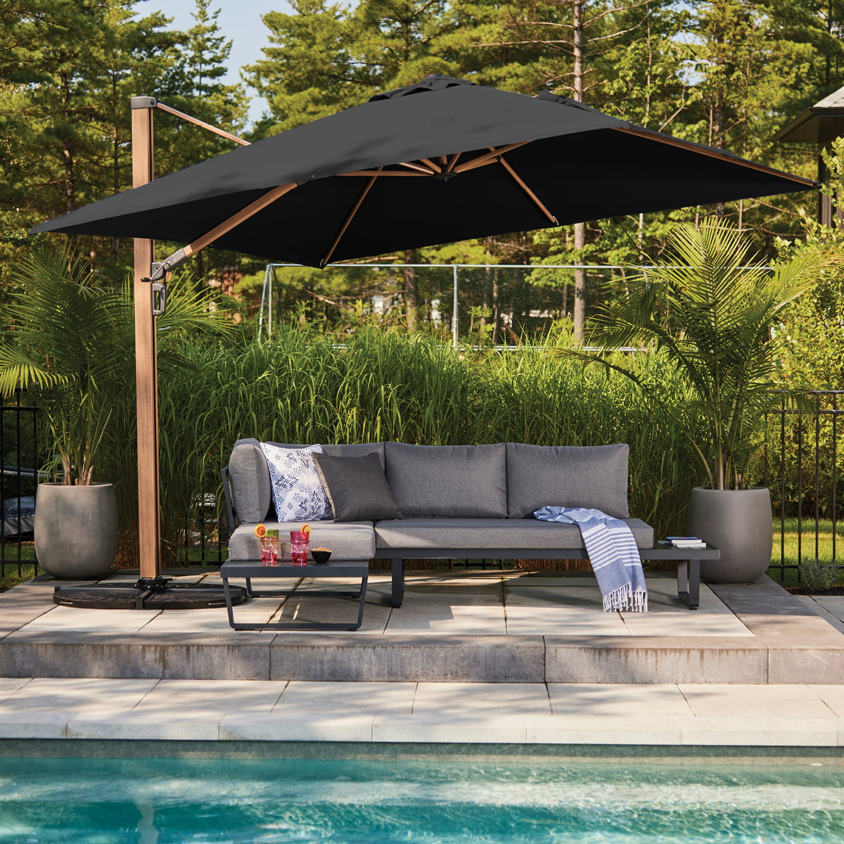 Parasol suspendu carré Deluxe 10' base X - Fini bois et noir