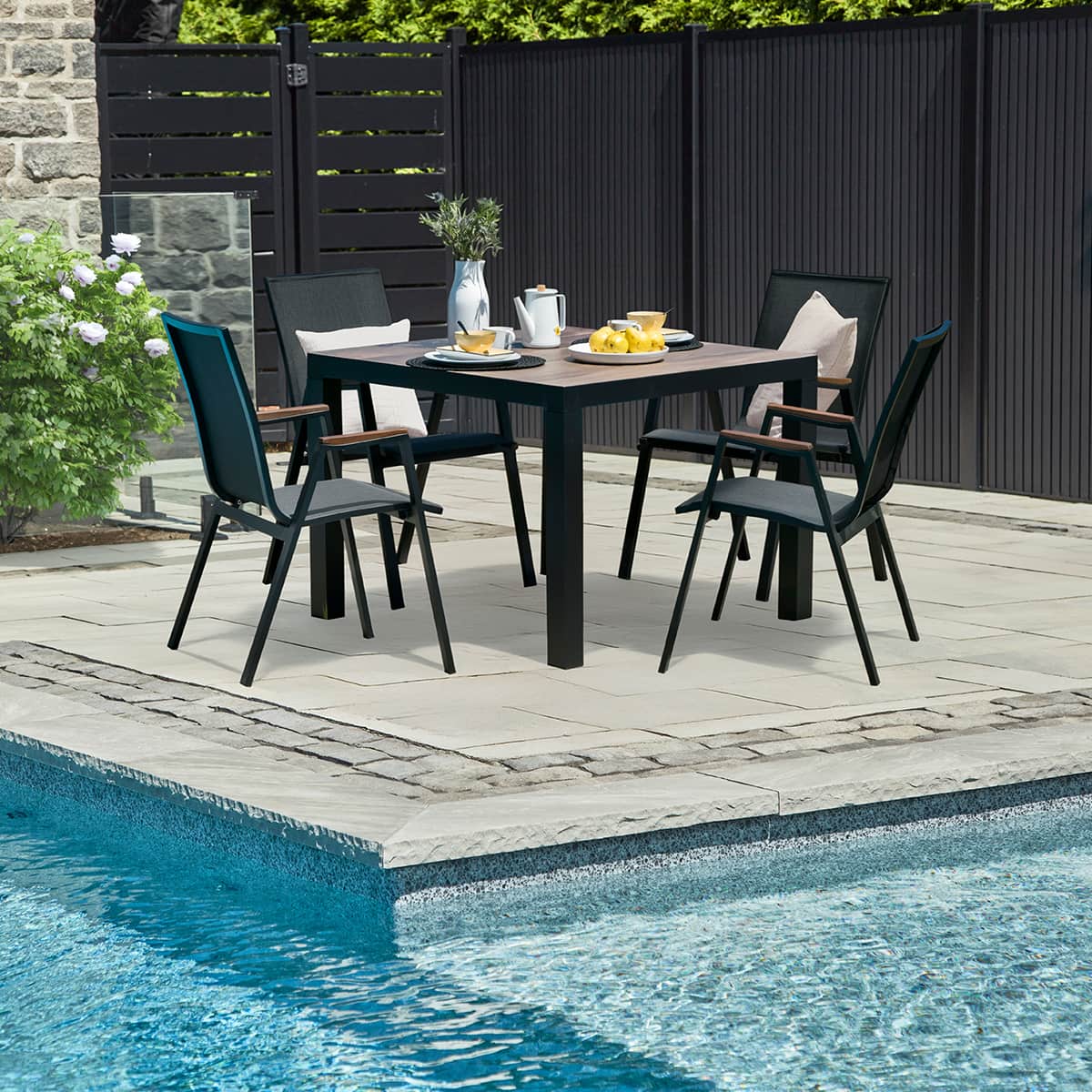 Eastwood 39“ x 39” square table