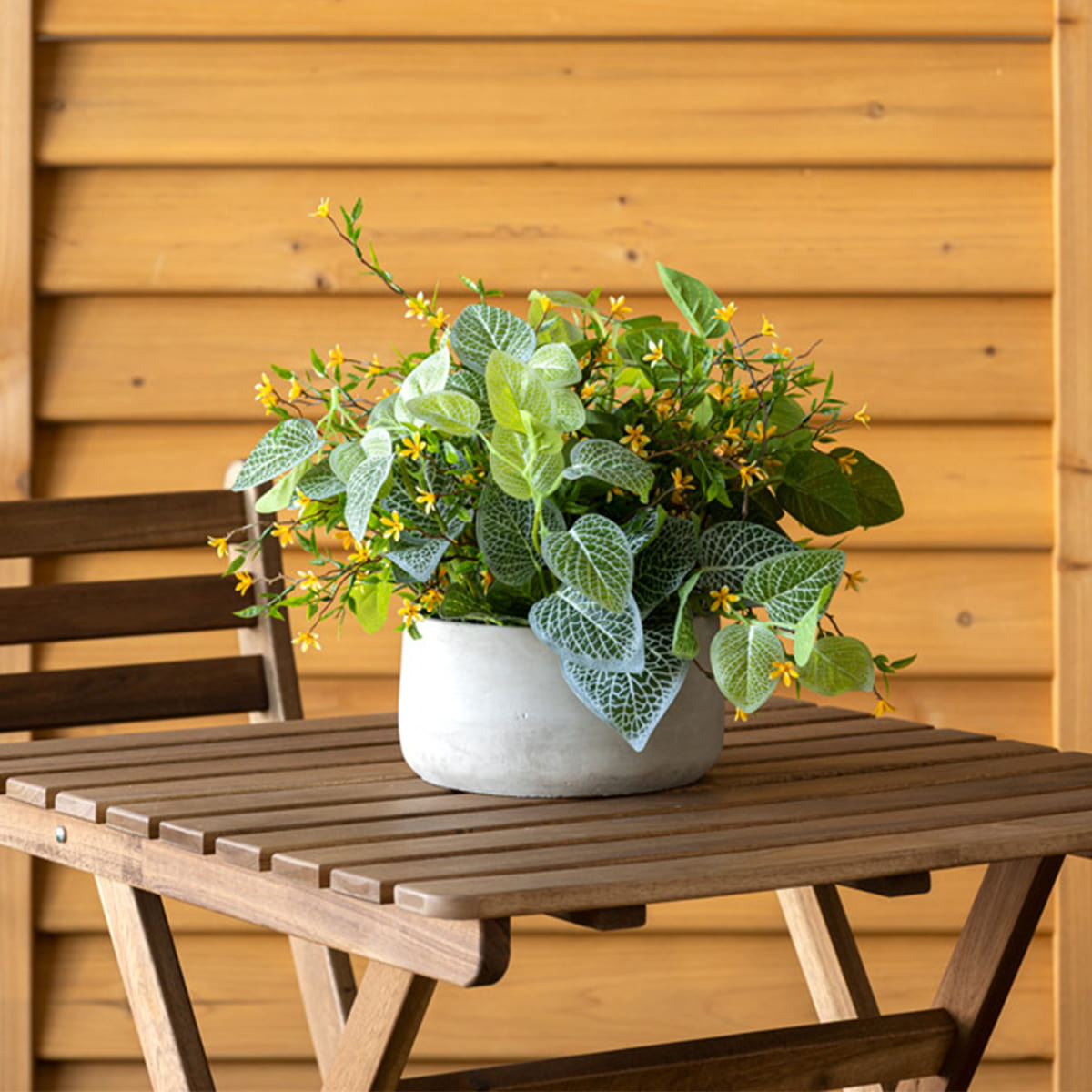 Centre de table de petites fleurs jaunes