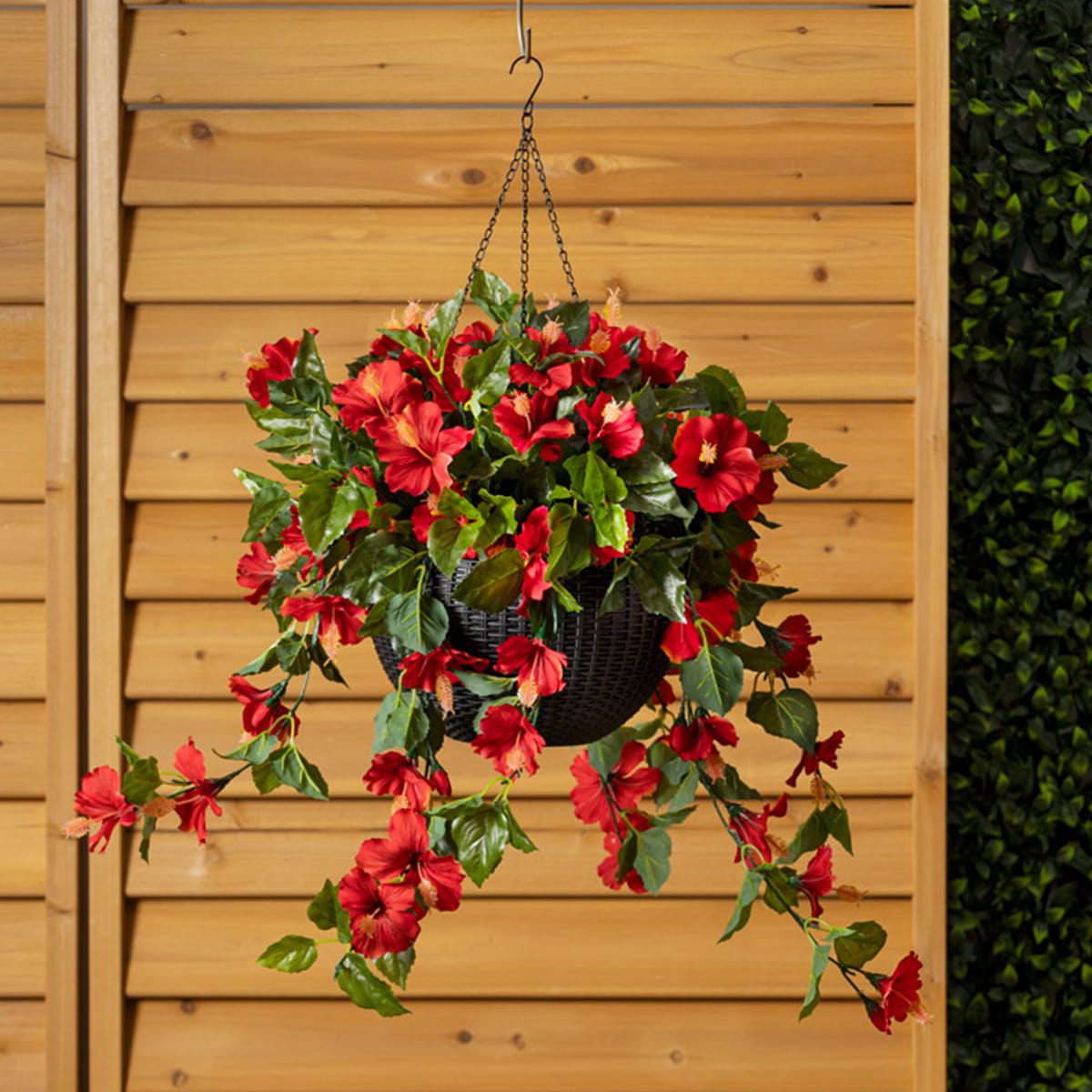 Jardinière suspendue d’hibiscus artificiels rouges