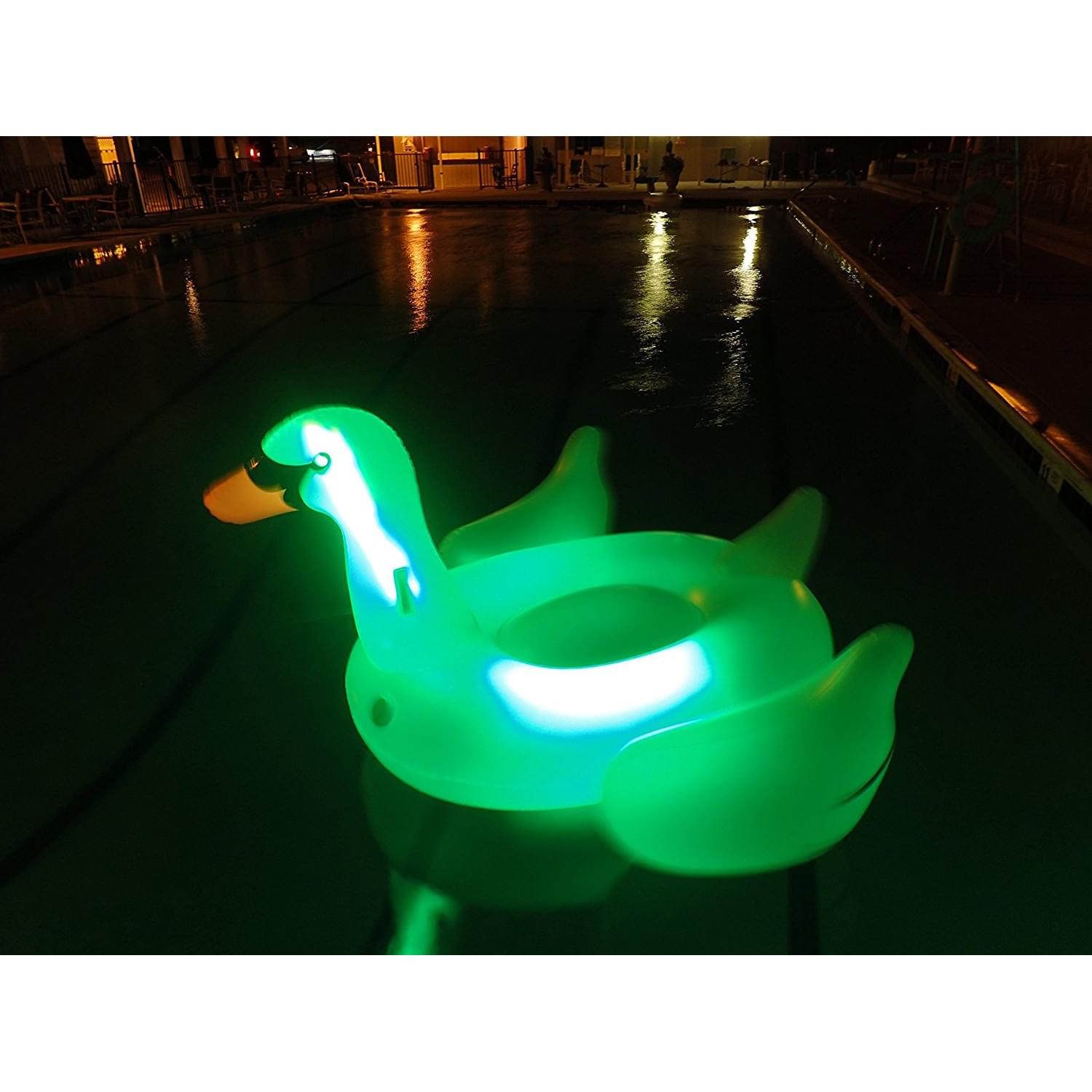 Flotteur de piscine en forme de cygne géant à DEL à enfourcher