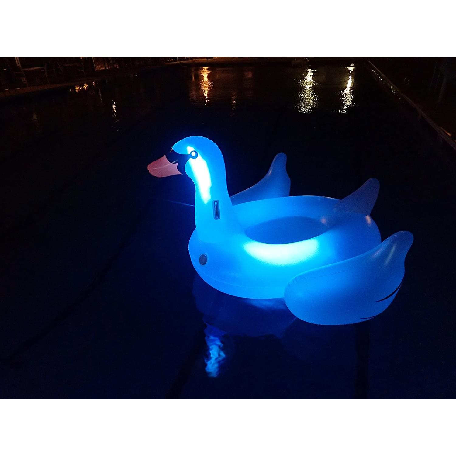 Flotteur de piscine en forme de cygne géant à DEL à enfourcher