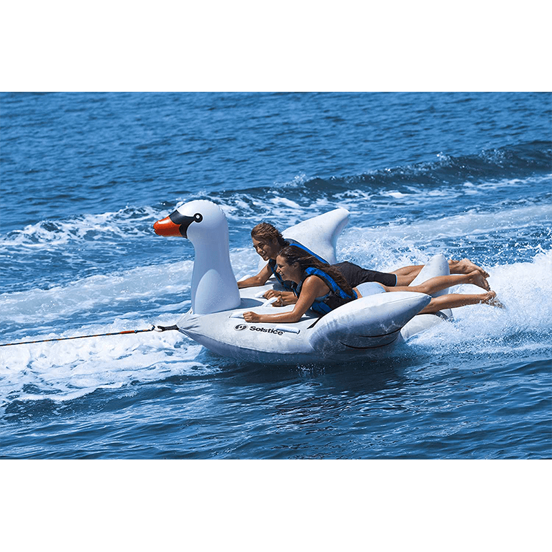 Allongez-vous sur un flotteur de cygne remorquable