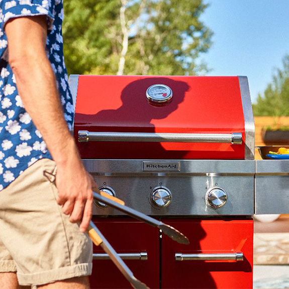 (French text) - Ça sent le printemps, ça sent le BBQ chez Club Piscine Super Fitness!